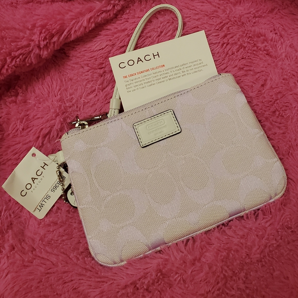 🎉HP🎉🆕️Coach Lavender and Off White Wristlet